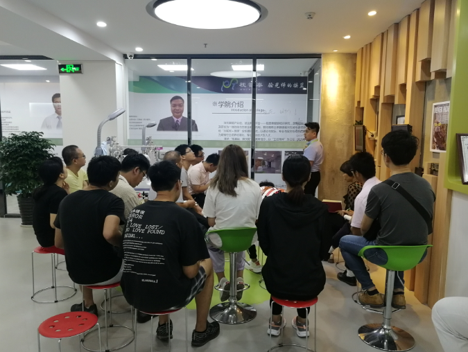 驗(yàn)光師課程實(shí)操講解現(xiàn)場