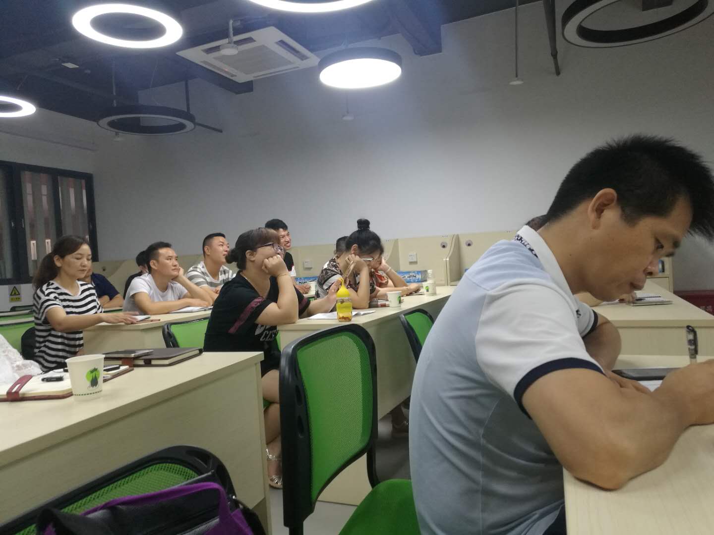 視普泰陳長生校長親自主持“眼鏡店售后服務”講座