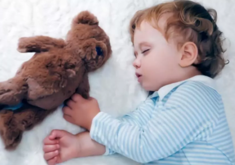 孩子每天睡眠不足9小時，近視風(fēng)險增9倍