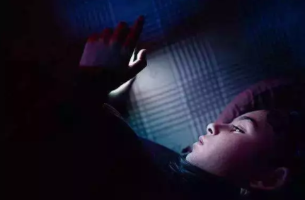 7天徹夜狂追熱播劇，女子差點(diǎn)“看瞎眼”