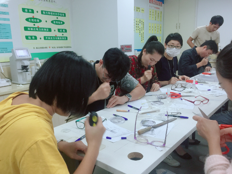深圳視普泰第四屆驗光師定配工培訓(xùn)班順利畢業(yè)?。?！