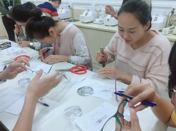深圳視普泰第四屆驗光師定配工培訓(xùn)班順利畢業(yè)！！！