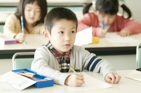 每2個小學生中就有1個近視，廈門市教育部門擬從改造教室燈光入手解決問題