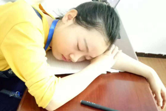 驗(yàn)光師閑聊：趴在桌上午睡，考慮過眼睛的健康嗎？