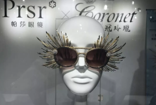 200萬(wàn)元的眼鏡你見(jiàn)過(guò)嗎？今年上海眼鏡展這副亮了，挑戰(zhàn)吉尼斯世界紀(jì)錄