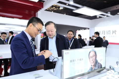 明月鏡片：攜4大亮點C位登場，上海眼鏡展現場精彩全收錄