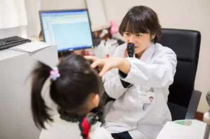 全國政協(xié)委員何偉：限制中小學(xué)生課堂PPT課件使用時(shí)長，為孩子眼睛減負(fù)