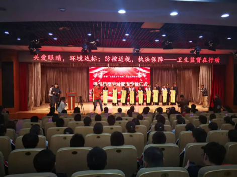 北京近視防控普法宣傳進校園：普及教室采光、課桌等教學環(huán)境的國家標準