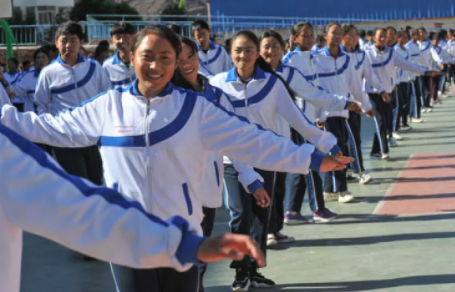 健康中國行動出臺，高度重視孩子眼健康，嚴禁手機等產品進入中小學課堂