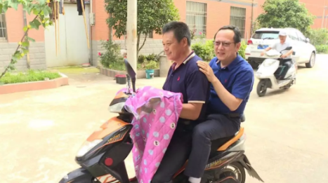 飛秒白內(nèi)障聯(lián)合眼底手術(shù)，愛爾李文生教授讓患者擺脫3000度近視困擾