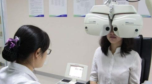 驗(yàn)光師培訓(xùn)戴比實(shí)際度數(shù)低的眼鏡好嗎？