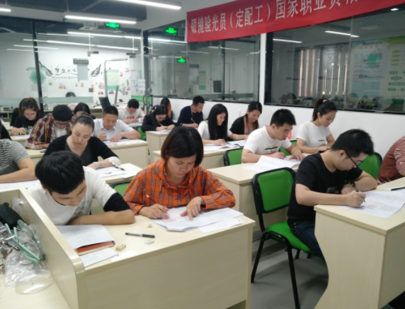 深圳視普泰第九屆驗(yàn)光定配培訓(xùn)學(xué)員順利畢業(yè)！?。? width=